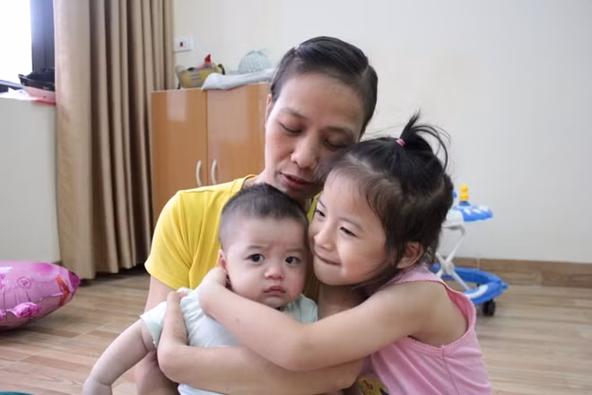 Chị Yên có thể tự pha sữa cho con ăn.