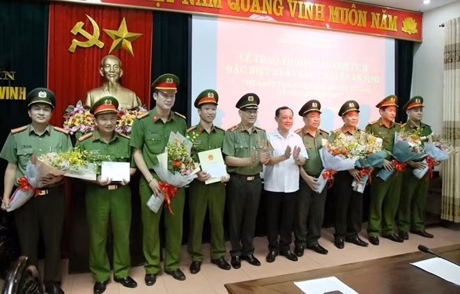 Lãnh đạo Thành ủy, Giám đốc Công an tỉnh tặng hoa, chúc mừng Ban chuyên án và các đơn vị tham gia phá án.