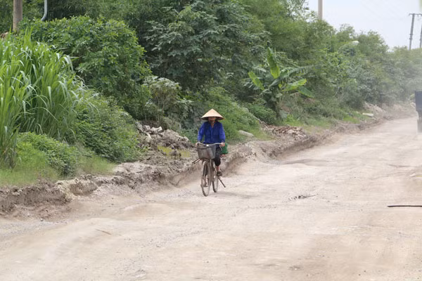 Hậu quả không chỉ có bụi mà là con đường bị xuống cấp nghiêm trọng với vô số đoạn lồi lõm.