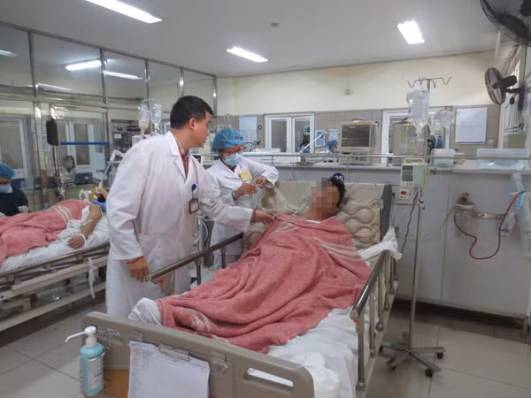 Một trường hợp bị nhiễm khí độc do sưởi ấm bằng phương pháp đốt than, củi đang được điều trị tích cực tại Trung tâm Chống độc (ảnh chụp sáng 22-12) Một trường hợp bị nhiễm khí độc do sưởi ấm bằng phương pháp đốt than, củi đang được điều trị tích cực tại Trung tâm Chống độc (ảnh chụp sáng 22-12)