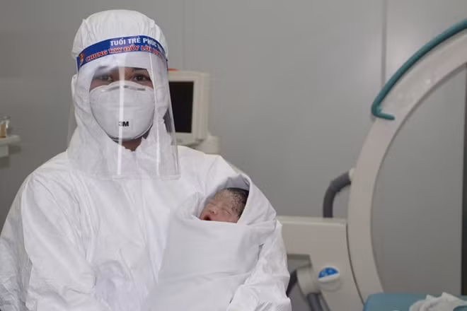Bé gái 2,6kg con của chị L.T.K chào đời trong vòng tay của các y bác sĩ Bệnh viện Bệnh nhiệt đới Trung ương ngày 21-5.