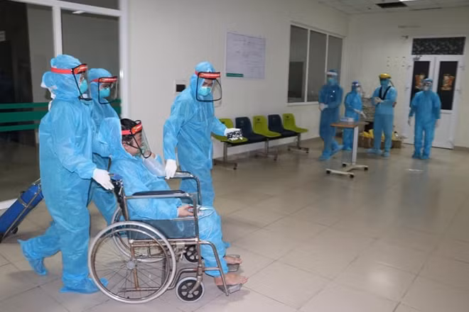 Từ tỉnh Điện Biên, thai phụ L.T.K nhiễm COVID-19 được đưa đến Bệnh viện Bệnh nhiệt đới Trung ương ngày 19-5-2021.