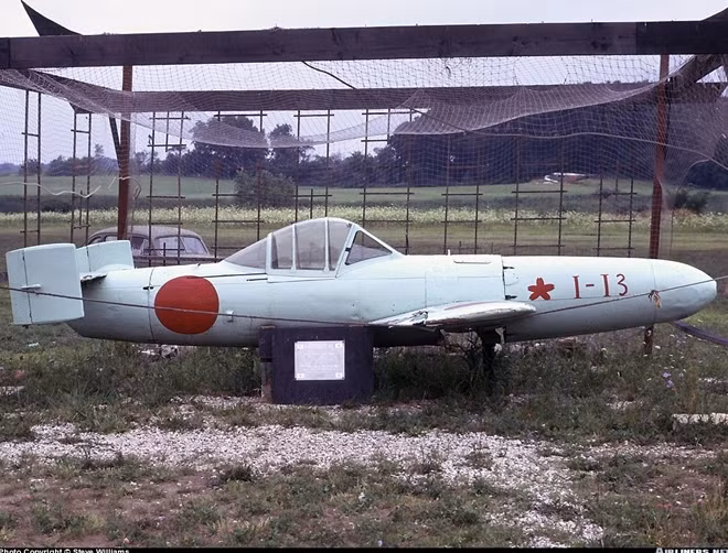 Máy bay Yokosuka MXY-7 Ohka chở theo đầu đạn nặng 1200 kg được phi công Nhật thực hiện tấn công cảm tử vào máy bay hoặc chiến hạm địch. Ảnh nguồn: Pinterest .