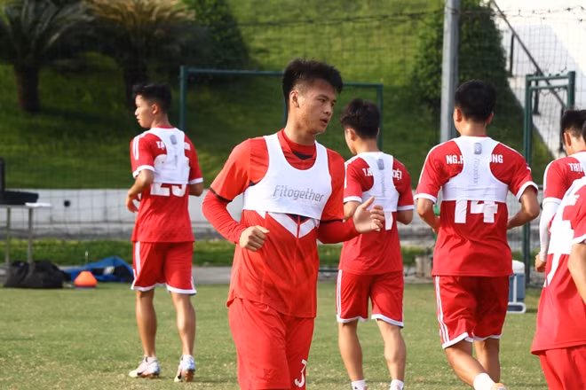 Các cầu thủ Viettel luyện tập với thiết bị OhCoach EPTS mới nhất. Ảnh: Viettel FC.