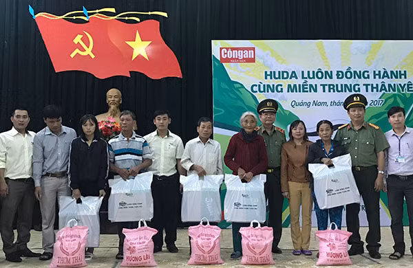 Đoàn công tác từ thiện Báo CAND và nhà tài trợ trao hơn 5000 phần quà đến người dân vùng lũ các tỉnh miền Trung.