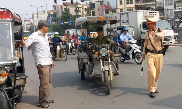Cảnh sát giao thông Hà Nội kiểm tra, xử lý xe ba bánh tự dóng chở hàng.