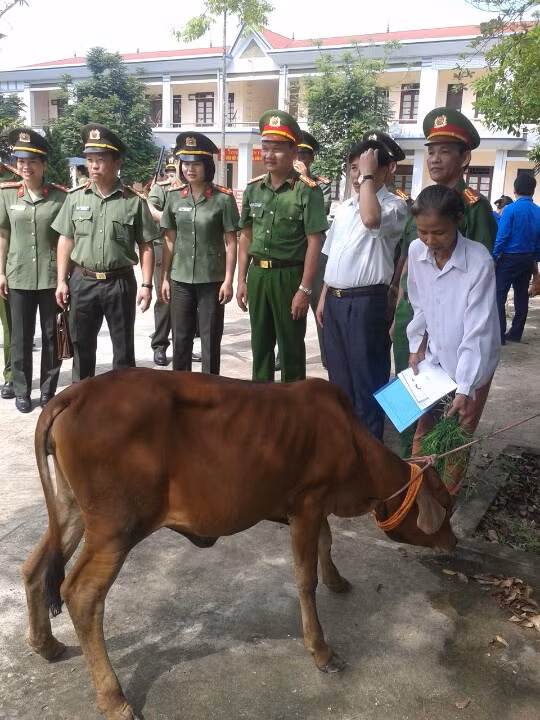 Người dân xúc động trước món quà là những con bò giống.