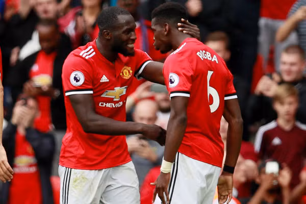 Lukaku (trái) có một trận đấu hoàn hảo. Ảnh: Reuters.