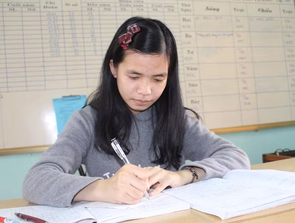 Nhi rất chăm học và luôn là học sinh giỏi, xuất sắc.