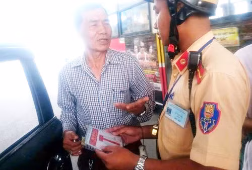 Ông Lê Văn Trương làm việc với CSGT về chiếc phù hiệu của Học viện ANND Ông Lê Văn Trương làm việc với CSGT về chiếc phù hiệu của Học viện ANND