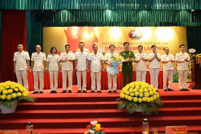 Thứ trưởng Nguyễn Duy Ngọc tặng hoa chúc mừng Ban Chấp hành Đảng bộ Cục Cảnh sát QLHC về TTXH nhiệm kỳ 2020 - 2025.