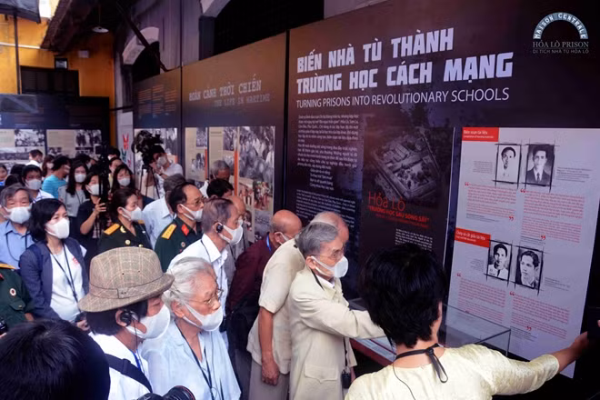Đông đảo đại biểu và khách tham quan trưng bày tại Hỏa Lò ngày 28/8.