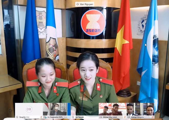 Đội thi của Học viện CSND trả lời câu hỏi của Hội đồng giám khảo.