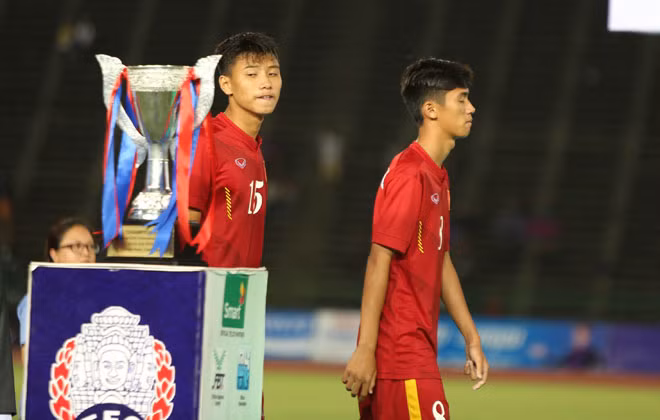 Chỉ sợ sau này những cầu thủ U.16 hôm nay cũng không ngại... triệt chân đồng nghiệp. Ảnh: Đức Đồng.