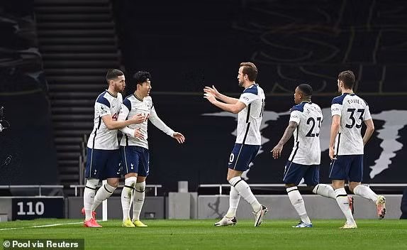Các cầu thủ Tottenham đã tới chúc mừng chân sút người Hàn Quốc.