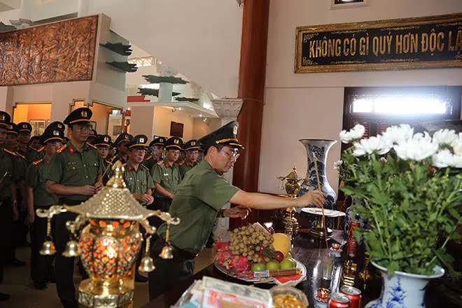 Thiếu tướng Phạm Văn Miên thắp hương tri ân Bác Hồ và các anh hùng liệt sĩ CAND Thiếu tướng Phạm Văn Miên thắp hương tri ân Bác Hồ và các anh hùng liệt sĩ CAND