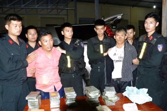 Giàng Seo Chỉnh, Hạng A Chinh và tang vật 30 bánh heroin cùng 6.000 viên hồng phiến tại Công an Hà Tĩnh.