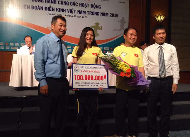 Nguyễn Thị Huyền trong buổi nhận thưởng giành suất Olympic 2016.