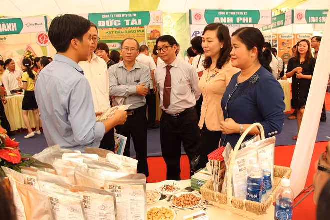 Các đại biểu tham quan khu trưng bày các sản phẩm hạt điều Bình Phước.