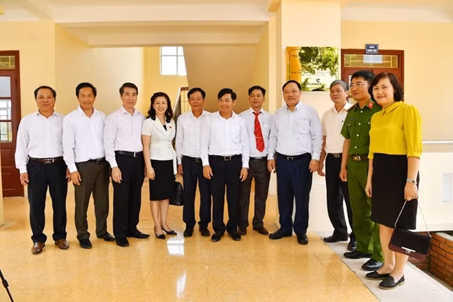 Các đại biểu chụp ảnh lưu niêm tại nơi gắn biển công trình