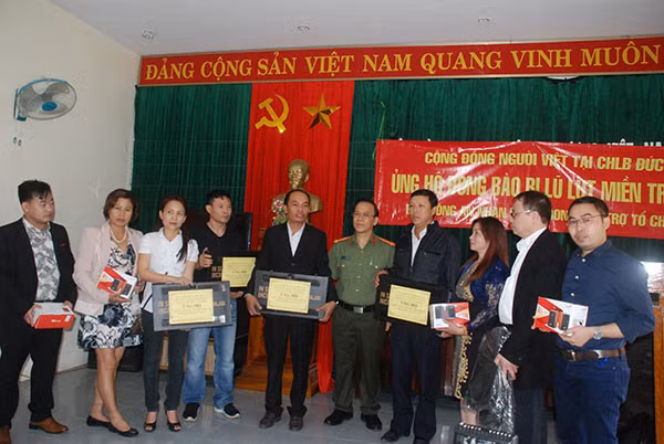 Đoàn công tác tặng 4 máy vi tính (mỗi máy trị giá 10 triệu đồng) tới Trường Tiểu học Nguyễn Viết Xuân và Trường Tiểu học Trần Quốc Toản (huyện Cam Lộ).