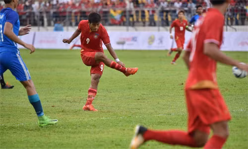 Myanmar(áo đỏ) có chiến thắng trong trận đầu ra quân tại Sea Games 29. Ảnh: channelnewsasia.com.