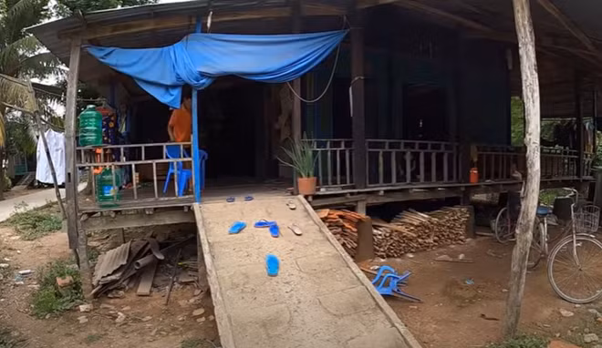Ngôi nhà cũ kỹ của gia đình ông M. tại làng quê nghèo Tam Nông.