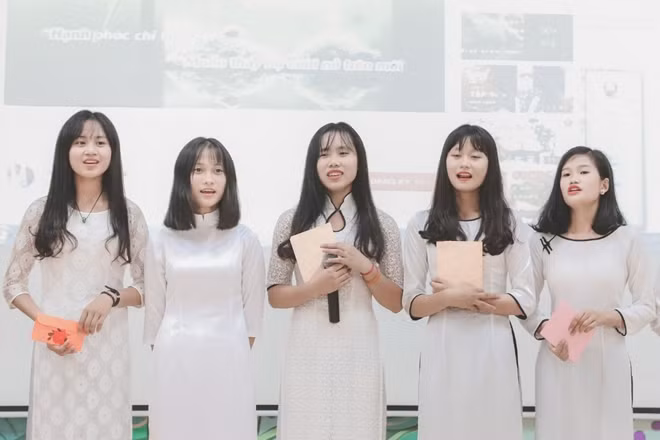 Nguyễn Thị Nhi (thứ 2 từ trái sang) biểu diễn văn nghệ cùng các bạn nhân ngày Nhà giáo Việt Nam 20-11.