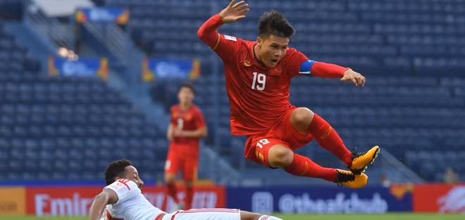Quang Hải trong trận đấu gặp UAE. Ảnh: AFC.