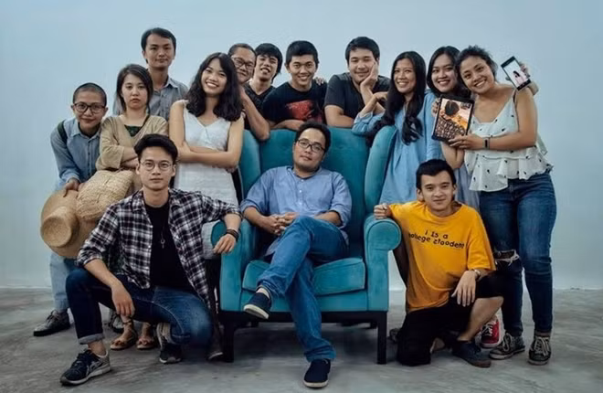 Đạo diễn Phan Đăng Di và các thành viên của lớp học “Gặp gỡ mùa thu”.