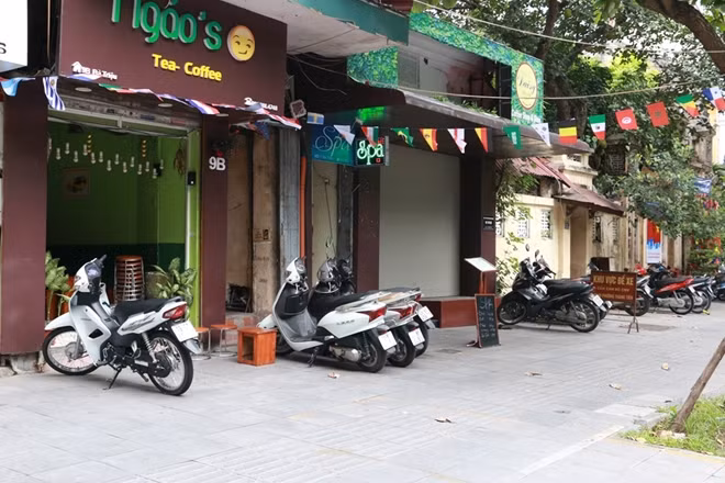 Các quán cafe, bia hơi thường căng đầy đủ quốc kỳ các nước dự World Cup 2018.