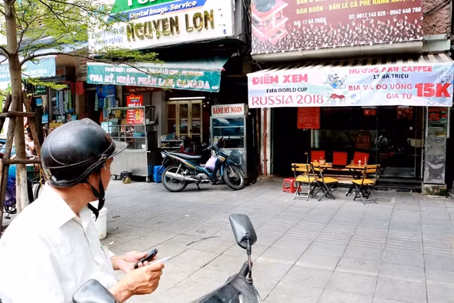 Hiện nay rất nhiều gia đình có tivi màn hình lớn tuy nhiên các điểm xem bóng đá vẫn thu hút không ít khách hàng những ngày này bởi không khí thoải mái...
