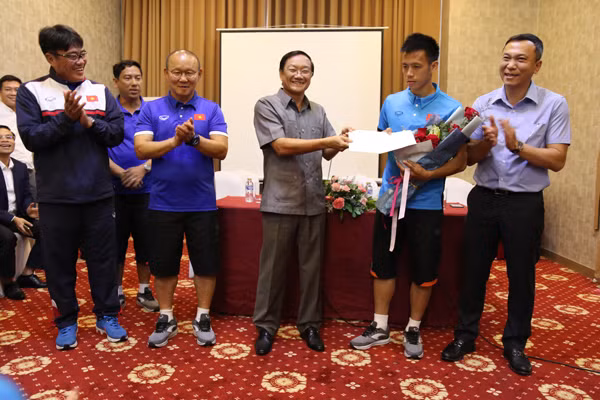Đại sứ Nguyễn Bá Hùng tặng món quà 4.000 USD động viên đội tuyển. Ảnh: VFF.