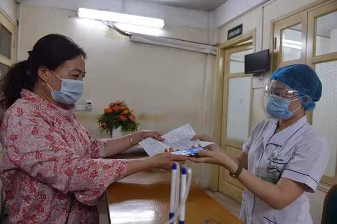 Người dân đăng ký khám chữa bệnh tại Bệnh viện Bạch Mai bằng thẻ BHYT trên ứng dụng VssID.