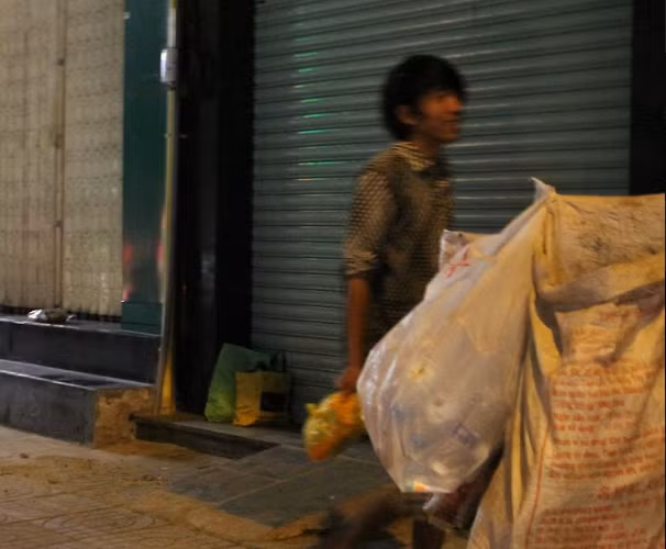 Đêm về, Thắng lủi rất nhanh vào bóng tối kiếm ăn