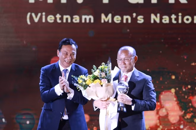 Lần đầu AFF Awards được tổ chức tại Việt Nam và nước chủ nhà cũng "bội thu" danh hiệu.