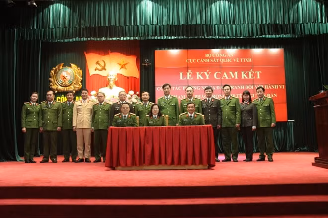 Thứ trưởng Nguyễn Duy Ngọc chứng kiến Lễ ký cam kết phòng ngừa đấu tranh hành vi vi phạm về pháo của Công an các địa phương.