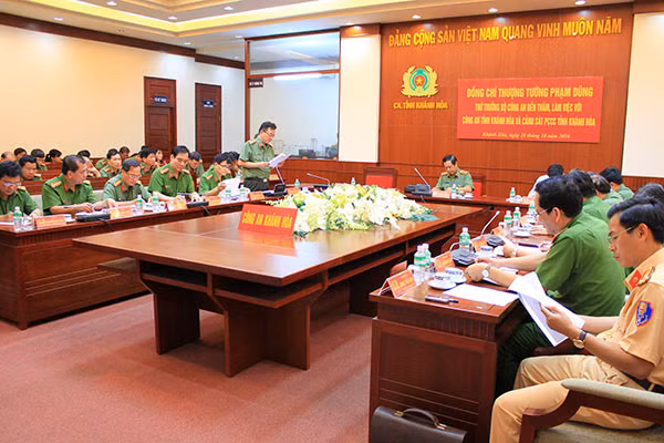 Quang cảnh buổi làm việc. Quang cảnh buổi làm việc.
