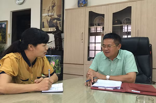 Thiếu tướng Hồ Sỹ Tiến, Cục trưởng Cục CSHS trao đổi với phóng viên Báo CAND.