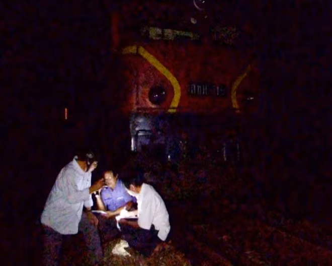 Đầu máy D11H319 tàu hỏa bị trật bánh.
