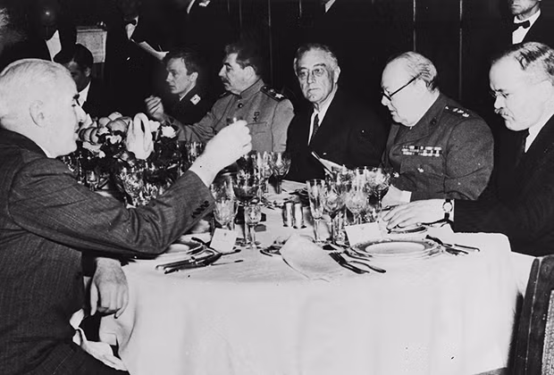 Stalin, Roosevelt và Churchill tại bữa tối cuối cùng sau Hội nghị ở Yalta, ngày 11-2-1945.