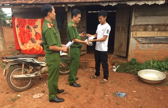 Thông qua công tác tuyên truyền, người dân xã Nâm Nđir tự giác giao nộp súng tự chế cho Công an.