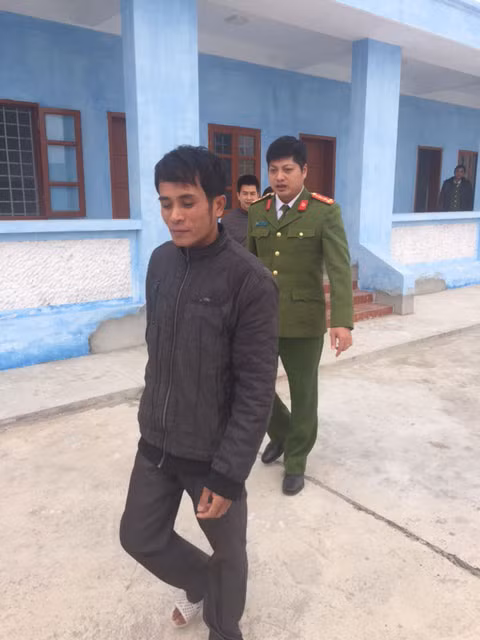 Dẫn giải đối tượng về trại tạm giam. Dẫn giải đối tượng về trại tạm giam.