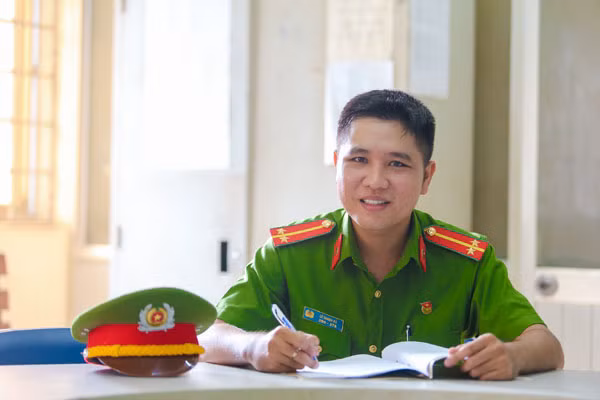 Trung úy Lê Thanh Vủ - Công dân trẻ tiêu biểu TP Hồ Chí Minh năm 2016.