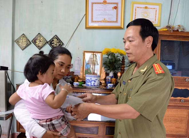 Phóng viên Báo CAND thăm hỏi động viên vợ con Trung úy Nay Plong. Phóng viên Báo CAND thăm hỏi động viên vợ con Trung úy Nay Plong.