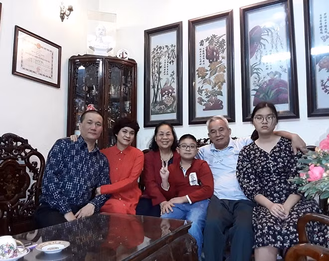 Bà Khuê bên gia đình.