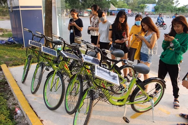 Sinh viên Đại học Quốc gia TP Hồ Chí Minh trải nghiệm ứng dụng E-Bike.