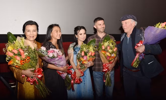Ca sĩ Hà Phương (giữa) cùng dàn diễn viên phim "Đi tìm Julia".