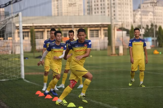Không khí buổi tập càng trở nên rộn rã hơn khi các cầu thủ được cho luyện động tác được gọi đùa là "nhảy disco"