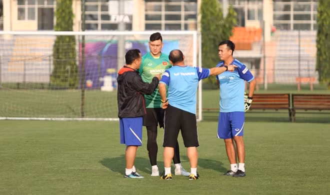 Vừa ra sân tập, Lâm "tây" được HLV Park Hang-seo gọi riêng để chỉ đạo.